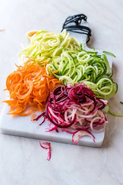 Sebze erişte havuç, kırmızı pancar, kabak ve salatalık mermer gemide spiralized. Organik gıda.