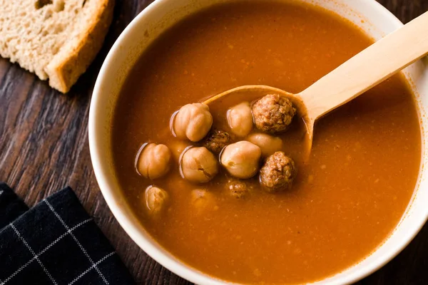 Guiso Sopa Garbanzos Con Albóndigas Cuchara Madera Potaje Garbanzos Español — Foto de Stock