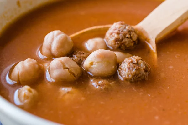 Sopa Grão Bico Ensopado Com Almôndegas Colher Madeira Espanhol Potaje — Fotografia de Stock