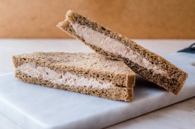 Ton balığı Yapıştır mermer yönetim kurulu ile üçgen ışık sandviç. Fast food.