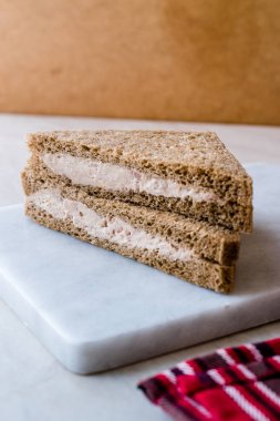 Ton balığı Yapıştır mermer yönetim kurulu ile üçgen ışık sandviç. Fast food.