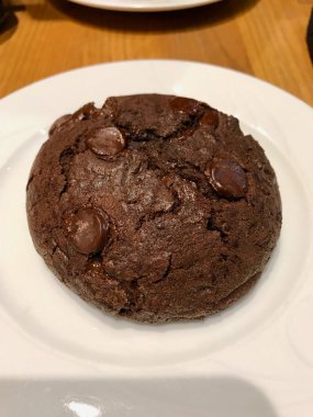 Fıstık ile büyük çikolata kurabiye plaka ile servis. Organik tatlı aperatifler.