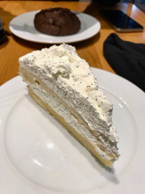 Haşhaş tohumu ve krema ile kremalı pasta dilimi Restaurant, hizmet. Organik tatlı.