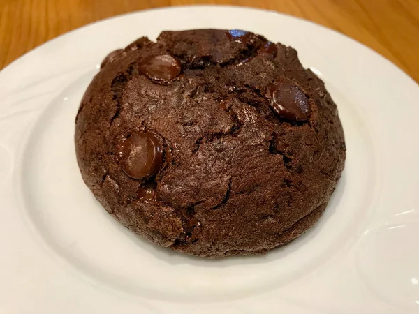 Biscoito Chocolate Grande Com Amendoim Servido Com Prato Sobremesa Orgânica — Fotografia de Stock