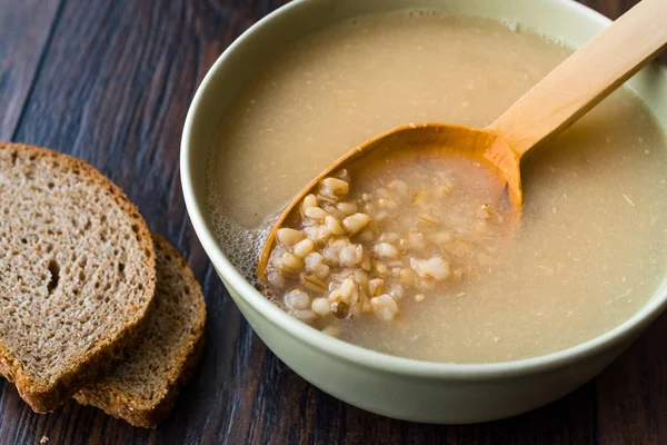 Sopa Trigo Com Caldo Galinha Bouillon Superfície Madeira Escura Alimentos — Fotografia de Stock
