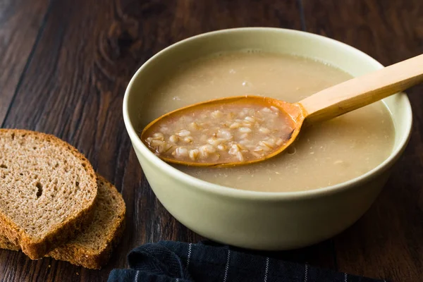 Sup Gandum Dengan Chicken Broth Bouillon Dark Wooden Surface Makanan — Stok Foto