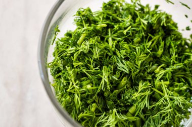 Cam kase salata için kıyılmış dereotu. Organik gıda.