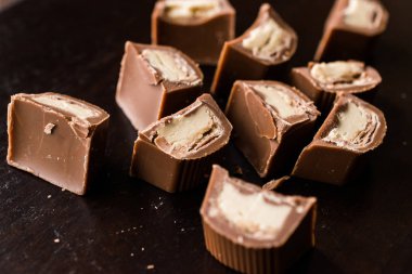 Tahin dolu koyu ahşap yüzey üzerinde çikolata parçaları / Tahin. Organik aperatifler.