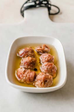 Marine konserve hamsi filetosu kase / hamsi hizmet karabiber mermer yönetim kurulu ile. Organik su ürünleri