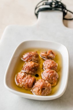 Marine konserve hamsi filetosu kase / hamsi hizmet karabiber mermer yönetim kurulu ile. Organik su ürünleri