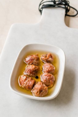 Marine konserve hamsi filetosu kase / hamsi hizmet karabiber mermer yönetim kurulu ile. Organik su ürünleri