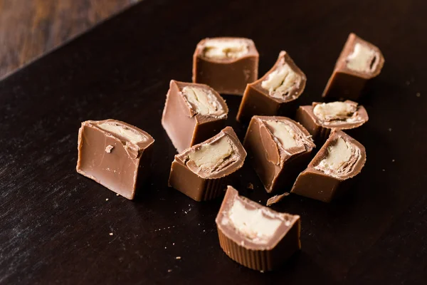 Piezas Chocolate Rellenas Tahini Superficie Madera Oscura Tahin Snacks Ecológicos — Foto de Stock