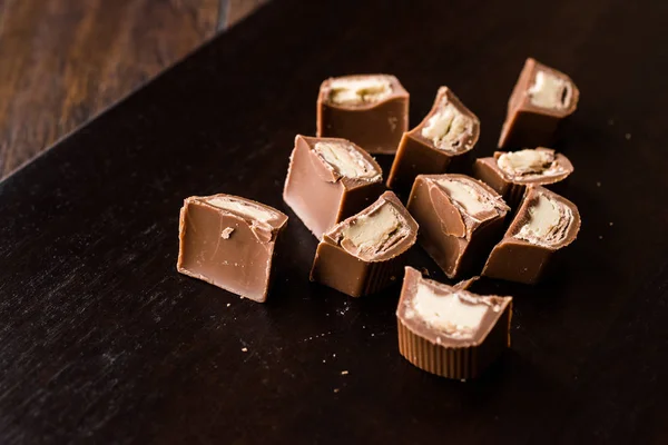 Piezas Chocolate Rellenas Tahini Superficie Madera Oscura Tahin Snacks Ecológicos — Foto de Stock