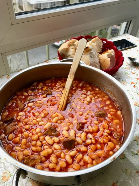 Kuru Fasulye turco / Frijoles horneados en olla . — Foto de Stock