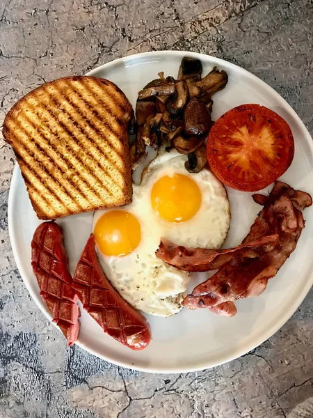 Aussie / australisches Frühstück mit Brioche-Toast, Spiegeleiern, cr — Stockfoto