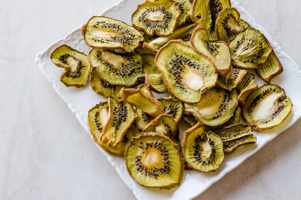 Tranches de kiwi séchées avec assiette / fruits secs biologiques . — Photo