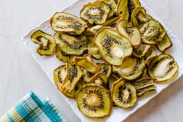Dried Kiwi Slices with Plate / Organic Dry Fruit. — Stock Photo, Image