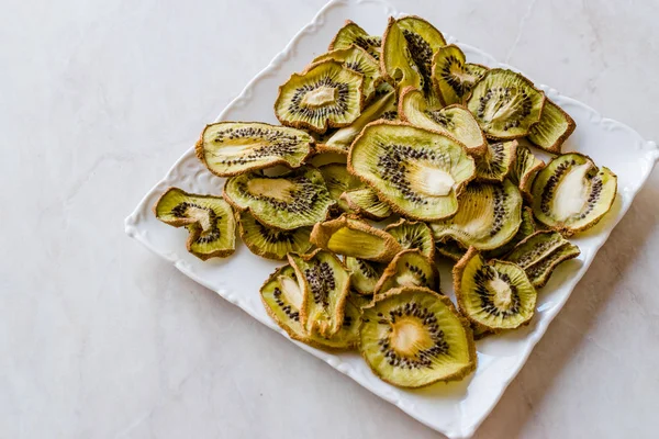 Rebanadas de kiwi secas con plato / fruta seca orgánica . —  Fotos de Stock