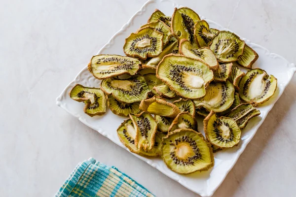Rebanadas de kiwi secas con plato / fruta seca orgánica . —  Fotos de Stock