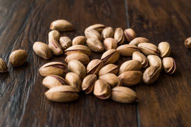 Fıstık fındık kabuğu koyu ahşap yüzeyi ile.