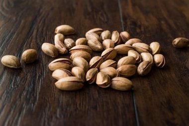 Fıstık fındık kabuğu koyu ahşap yüzeyi ile.