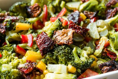 Brokoli Salatası kurutulmuş domates, sarı biber, Mısır ve kırmızı 