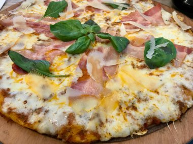 Prosciutto / pastırma Pizza Mozzarella, Parmesan peyniri ve Pu