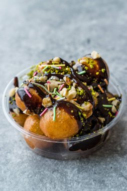 Türk tatlı Lokma çikolata soslu / yuvarlak kızarmış hamur B