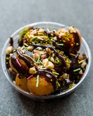 Türk tatlı Lokma çikolata soslu / yuvarlak kızarmış hamur B