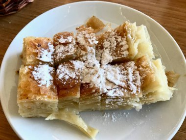 Kürt pasta pudra şekeri ile / Kurt Boregi / börek plaka üzerinde 