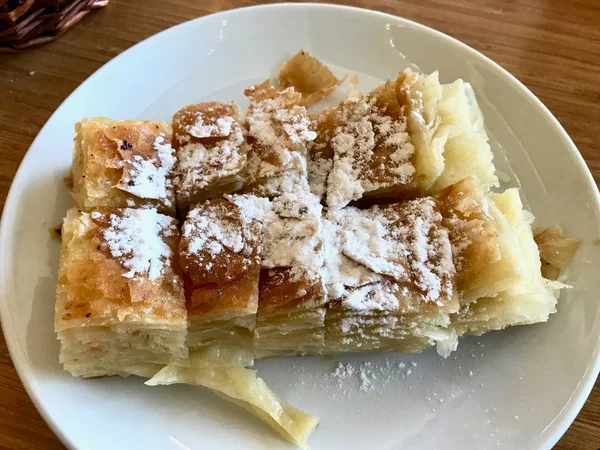 Kurdish Pastry with Caster Sugar / Kurt Boregi / Borek on Plate — Stock Photo, Image