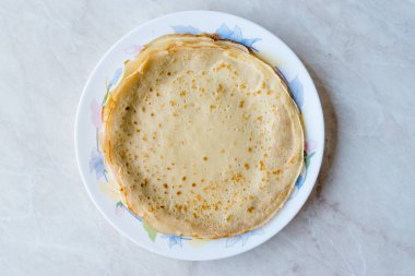 Büyük düz ince krep krep yığını