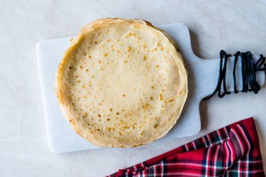 Büyük düz ince krep krep yığını