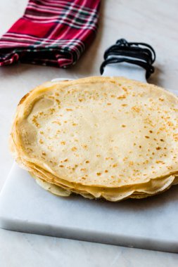 Büyük düz ince krep krep yığını