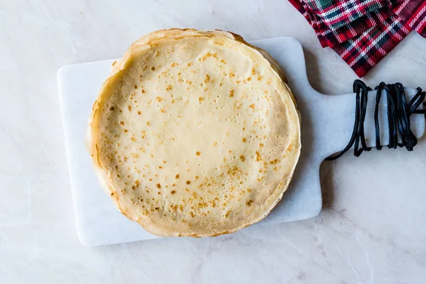 Büyük düz ince krep krep yığını