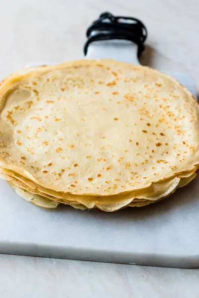 Großer Stapel hauchdünner Pfannkuchen-Crêpes — Stockfoto