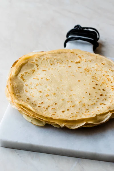 Großer Stapel hauchdünner Pfannkuchen-Crêpes — Stockfoto