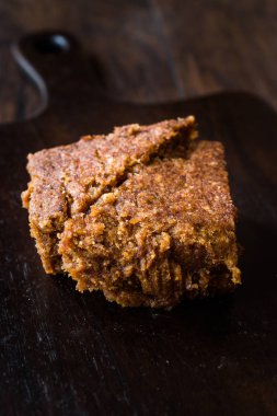 Organik tarihi meyve hamur hamur koyu ahşap yüzey üzerinde.