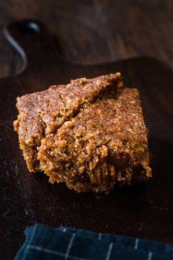 Organik tarihi meyve hamur hamur koyu ahşap yüzey üzerinde.