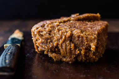 Organik tarihi meyve hamur hamur koyu ahşap yüzey üzerinde.