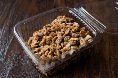 Tarihi meyve parçaları plastik kutu kap içinde kurutulmuş / paket.