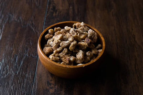 Piezas de fruta secas de la fecha en cuenco de madera / bocadillo seco orgánico de la fruta — Foto de Stock