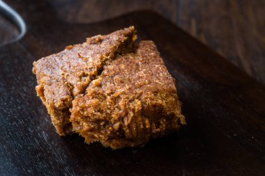 Organik tarihi meyve hamur hamur koyu ahşap yüzey üzerinde.