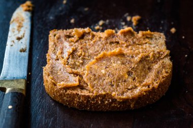 Organik tarihi meyve hamur hamur ekmek ile.