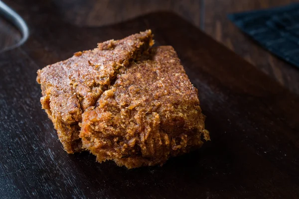 Organik tarihi meyve hamur hamur koyu ahşap yüzey üzerinde.