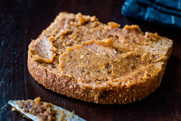 Bio-Dattelfruchtpaste Teig mit Brot. — Stockfoto