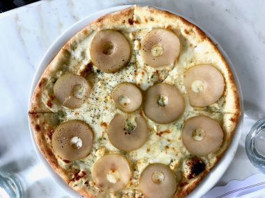 Pizza yuvarlak armut dilimleri, rokfor mavi peynir ile bu konuda hizmet