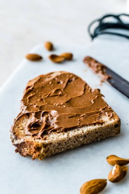 Ekmek ile ham organik badem ezmesi krem