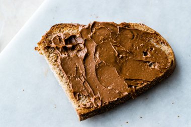 Ekmek ile ham organik badem ezmesi krem