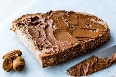 Ekmek ile ham organik badem ezmesi krem